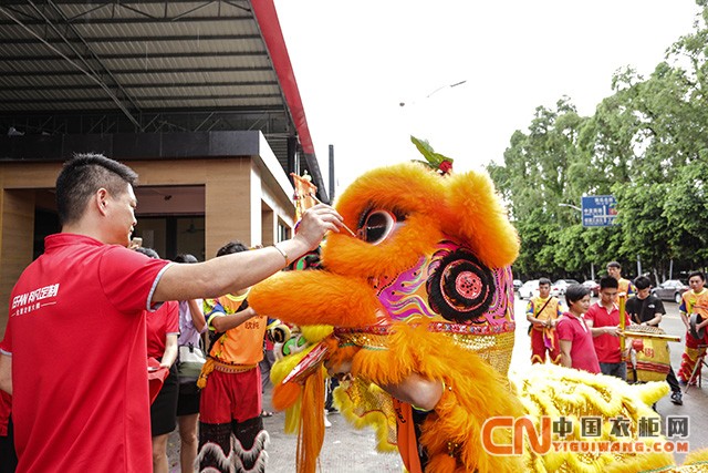 科凡智造董事長(zhǎng)林董為醒獅點(diǎn)睛