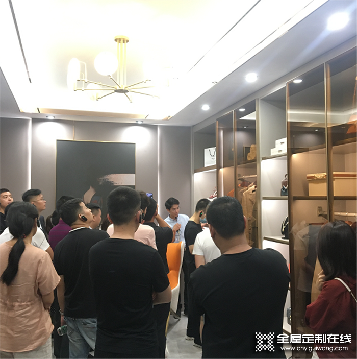 諾維家展廳全新亮相，迎經(jīng)銷商考察團首批參觀2020新品輕奢館