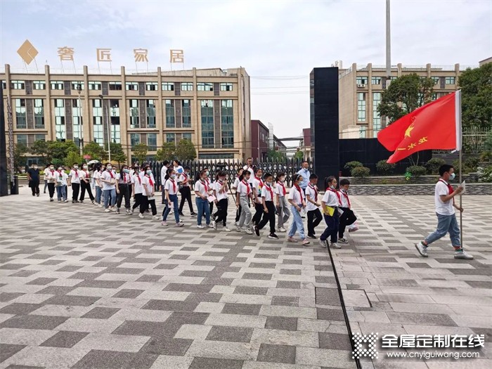 匠心傳承+智能制造|大足區(qū)龍水鎮(zhèn)第一小學(xué)師生走進(jìn)奢匠4.0智造工廠，感受文化傳承魅力